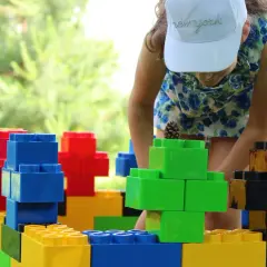 Klocki ogrodowe dla dzieci: jak rozwijają i bawią na powietrzu