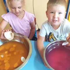 Kreatywne zabawy sensoryczne z kisielem, które rozwijają zmysły dziecka