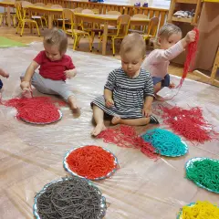 Zabawa sensoryczna z makaronem: magiczny świat kreatywności dziecka