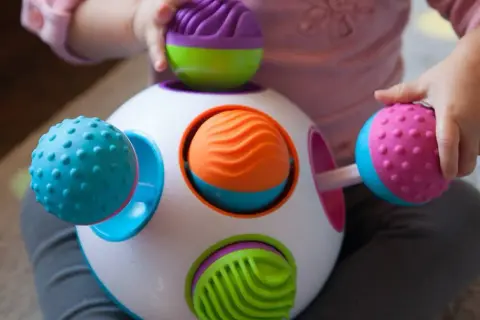Zabawki sensoryczne dla noworodka: magiczny klucz do jego rozwoju i szczęścia