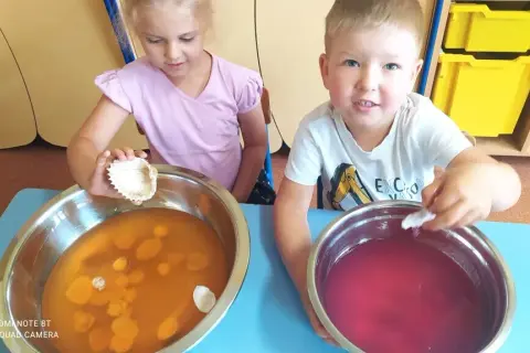 Kreatywne zabawy sensoryczne z kisielem, które rozwijają zmysły dziecka