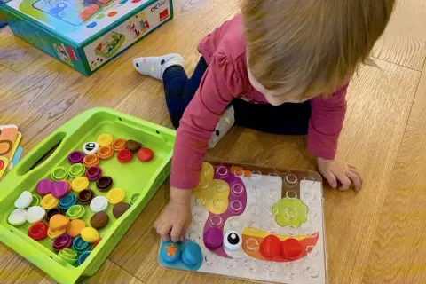 Najlepsze zabawki sensoryczne dla 2-latków: rozwój i zabawa