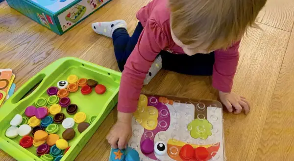Najlepsze zabawki manualne dla 2 latka: rozwijaj zdolności malucha