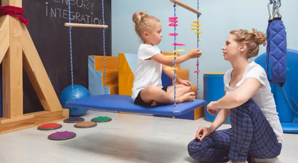 Integracja sensoryczna: 10 skutecznych ćwiczeń i zabaw dla dzieci