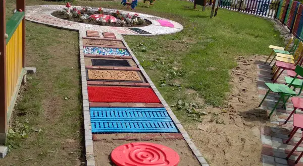 Ścieżka sensoryczna w przedszkolu: magiczny świat rozwoju dziecka