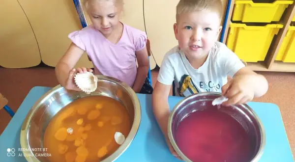 Kreatywne zabawy sensoryczne z kisielem, które rozwijają zmysły dziecka