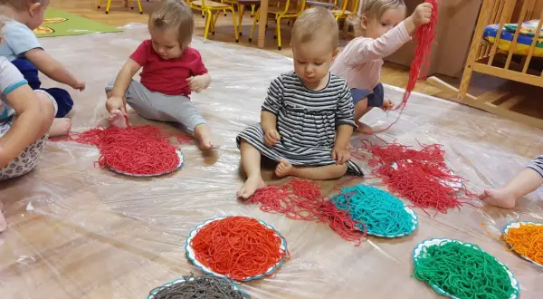 Zabawa sensoryczna z makaronem: magiczny świat kreatywności dziecka