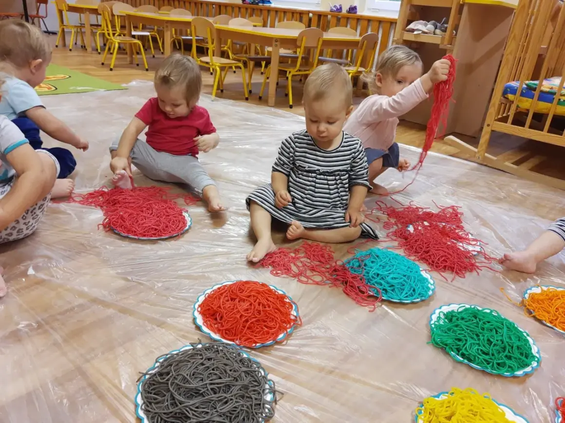 Zabawa sensoryczna z makaronem: magiczny świat kreatywności dziecka