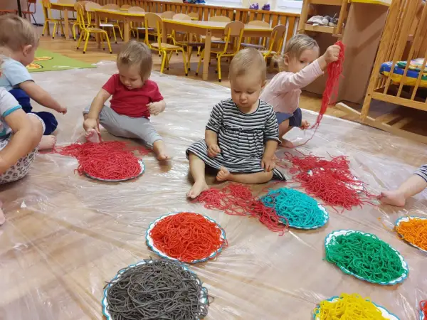 Zabawa sensoryczna z makaronem: magiczny świat kreatywności dziecka